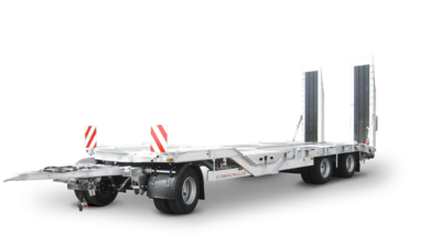 3-axle low-loader trailer with wheel recesses for transporting construction machinery