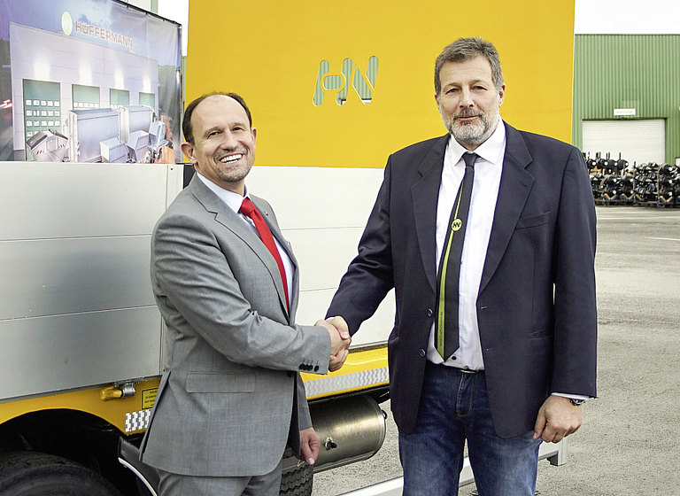 Schwarzmüller-CEO (Chief Executive Officer) Roland Hartwig (vlevo na fotce) a generální ředitel firmy Hüffermann, Stephan von Schwander, veřejně oznámili dohodnuté „sloučení“ německého prémiového výrobce s rakouskou společností.